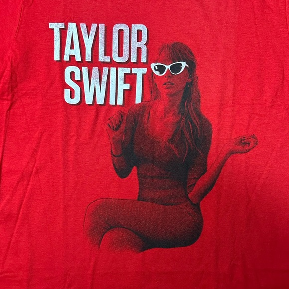 Taylor Swift NWT Red Tour 2013 Sunglasses T-shirt from the Artist - Picture 2 of 8